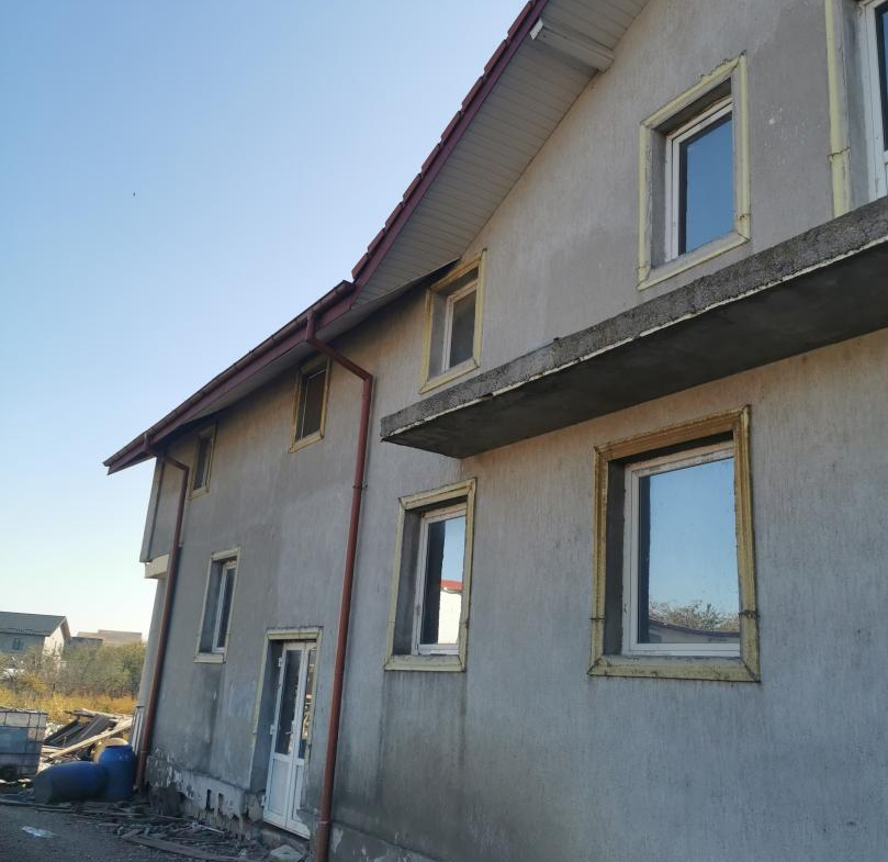 Vand pensiune plus 3000 mp d+p+m 12 camere in Dascalu la DJ 200