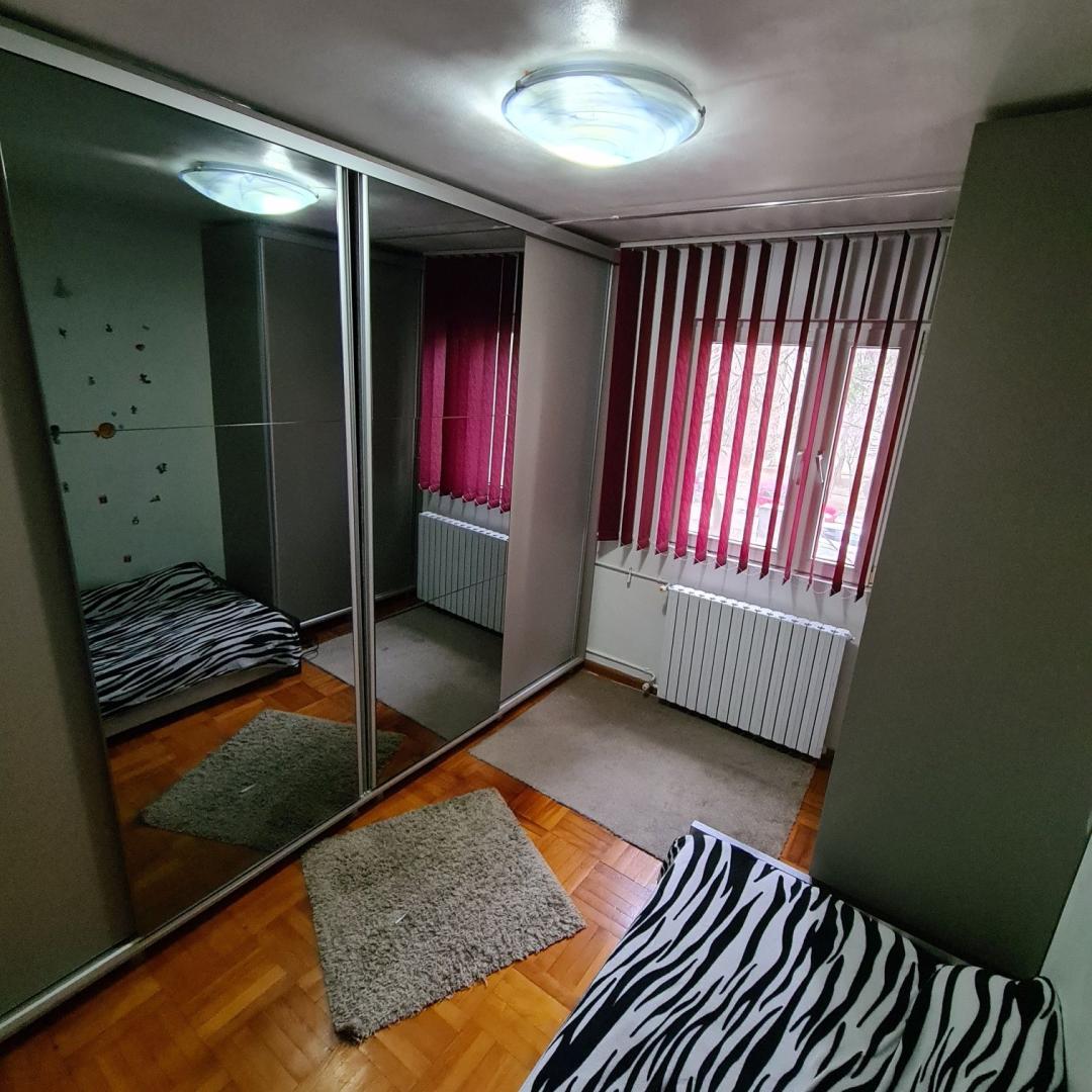 Vand apartament 4 camere, in zona Strada Covasna – cartier Berce