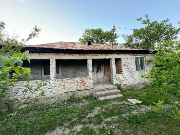 Vand Teren 1723 mp cu casa 3 camere in comuna Merei Judet Buzau