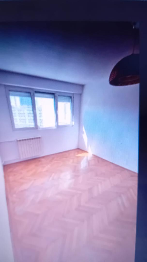 5 min ParcIOR 2camere insorit si liber Cf.1 cu balcon etaj intermediar