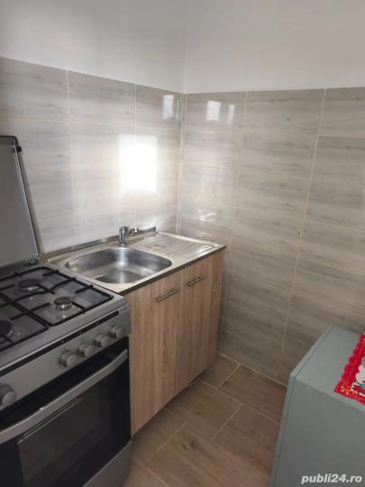 Muncii 3 cam decomandat / bl 1995 / 3 min Metrou/
