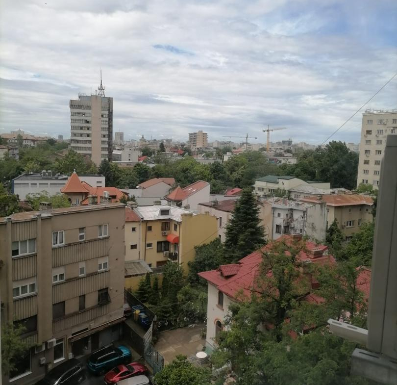 Piata iancului-Gura de metrou- 260 euro bloc mixt
