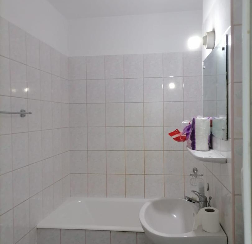 Piata iancului-Gura de metrou- 260 euro bloc mixt